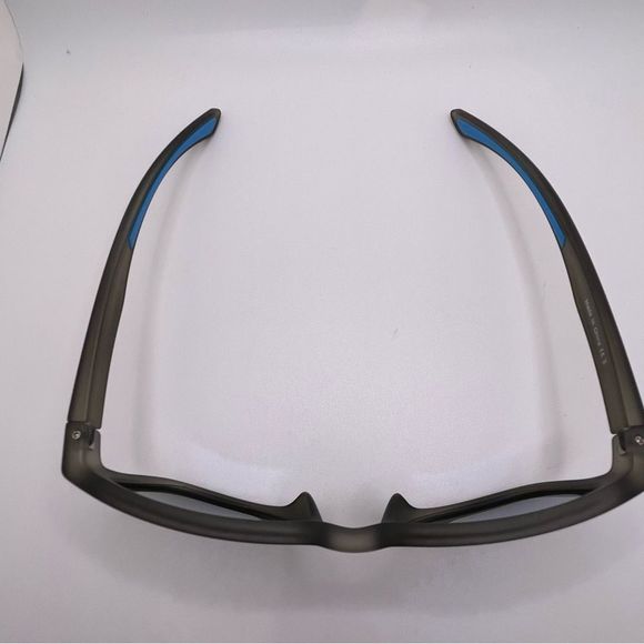 Lightweight Polarized Sunglasses with Blue Mirrored Lenses - Picture 5 of 10